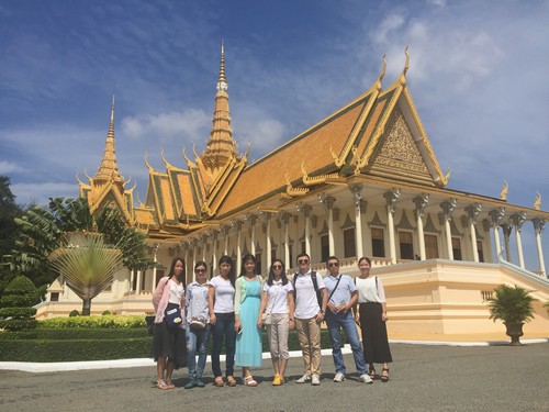 BEST-team-in-Grand-Palace